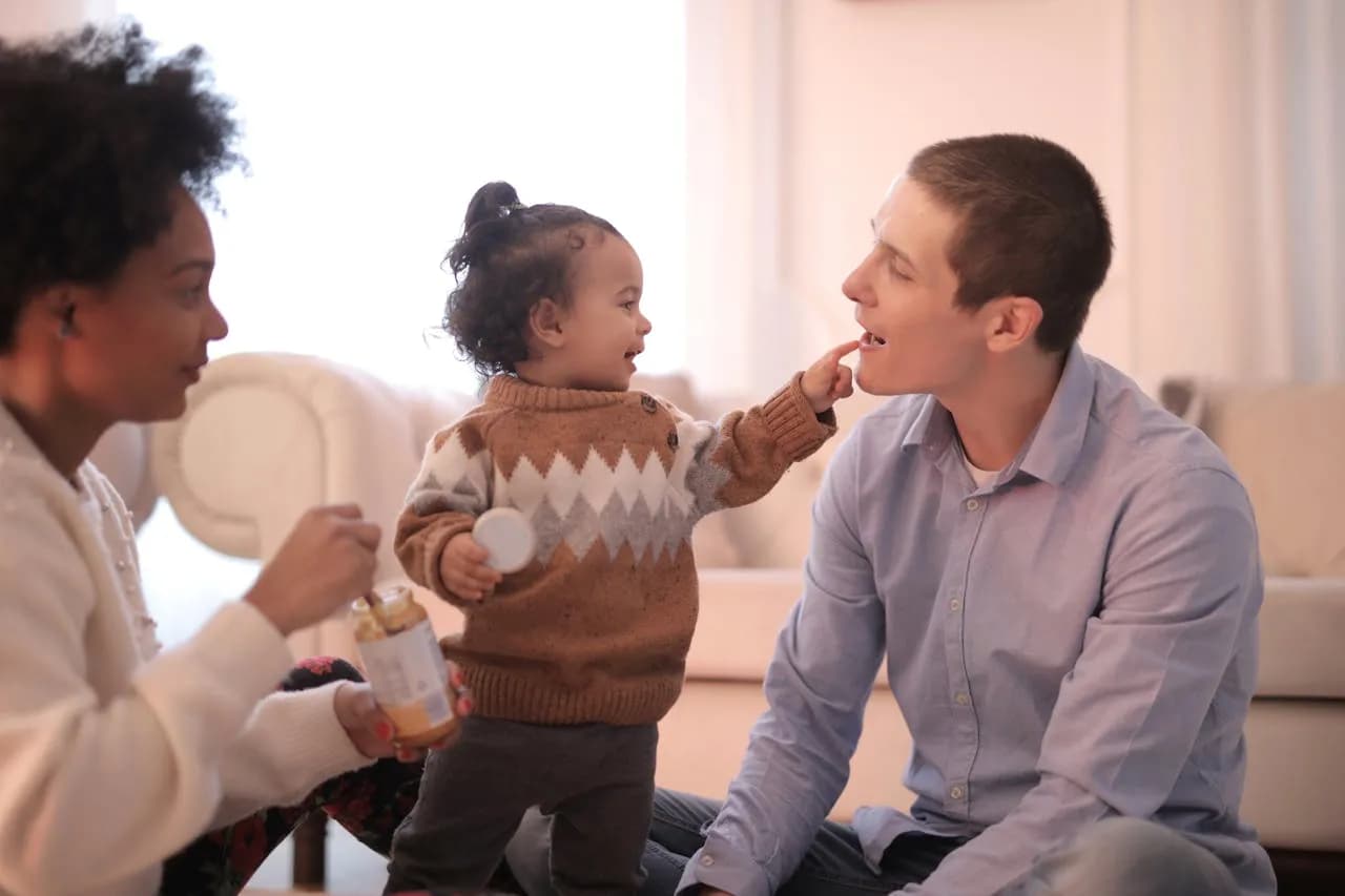 Een familie geniet samen van hun maandelijkse krantje
