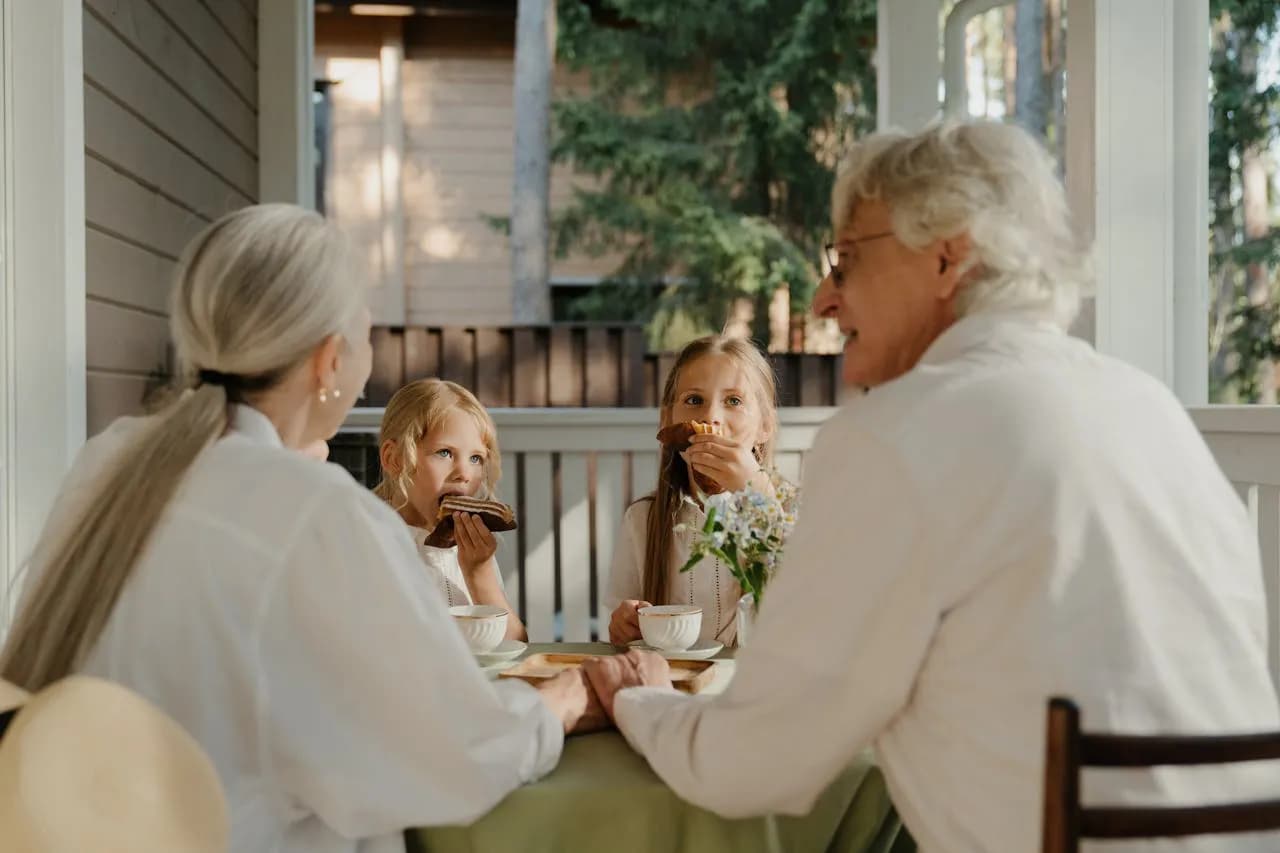 Een familie geniet samen van hun maandelijkse krantje